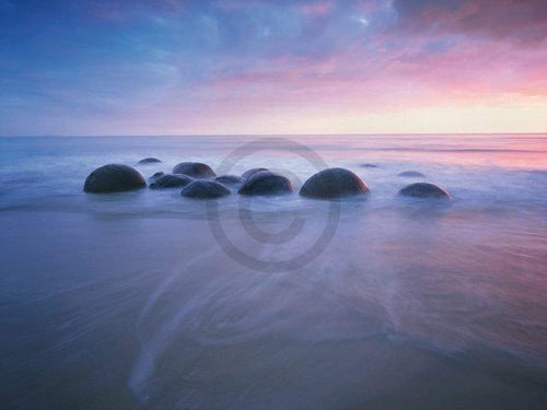 Popp Hackner Moeraki Boulders Kunstdruk 80x60cm | Yourdecoration.be