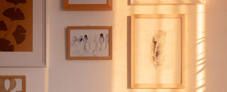 Een natuurlijke sfeer creëer je met houten fotokaders