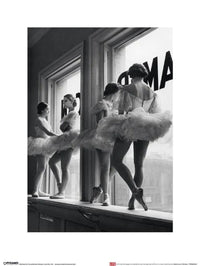 Kunstdruk Time Life Ballerinas In Window 30x40cm Pyramid PPR44030 | Yourdecoration.be