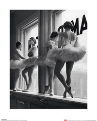 Kunstdruk Time Life Ballerinas In Window 40x50cm Pyramid PPR43062 | Yourdecoration.be