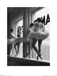 Kunstdruk Time Life Ballerinas In Window 60x80cm Pyramid PPR40190 | Yourdecoration.be