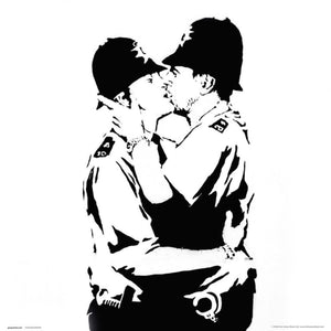 Grupo Erik Brandalised Bobbies Kissing Kunstdruk 30X30cm | Yourdecoration.be