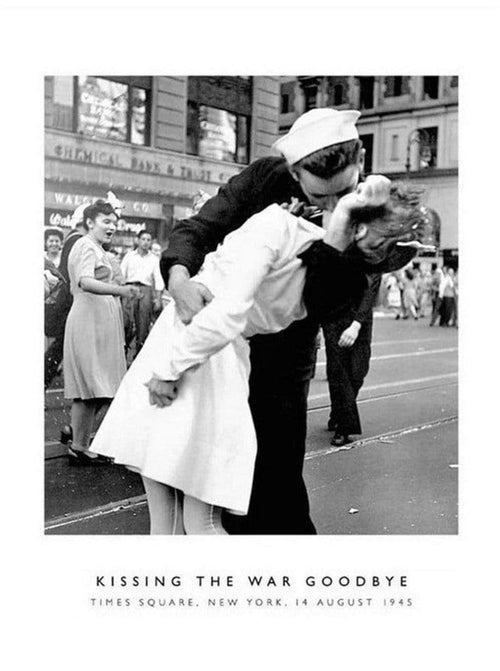 Photography Coll.   Kissing the War Goodbye Kunstdruk 60x80cm | Yourdecoration.be