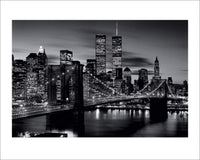Pyramid Brooklyn Bridge at Night Black and White Kunstdruk 40x50cm | Yourdecoration.be