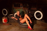 Dimex Girl in Garage Fotobehang 375x250cm 5 banen | Yourdecoration.be