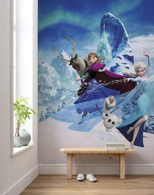 Komar Frozen Elsas Magic Vlies Fotobehang 200x280cm 4 banen Sfeer | Yourdecoration.be